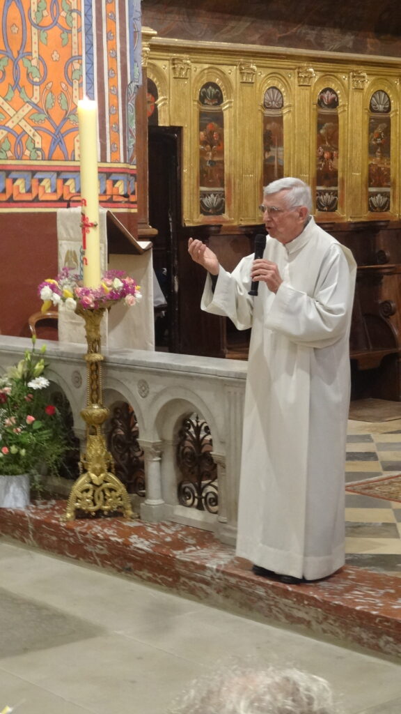 Accueil par le père Jean-Marie, curé de Cavaillon. Accueil par le père Jean-Marie curé de Cavaillon.