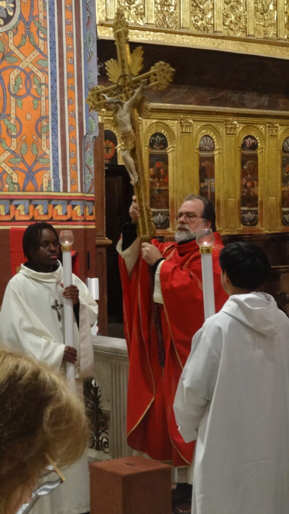 14- La Croix nous est présentée pour l'adoration.